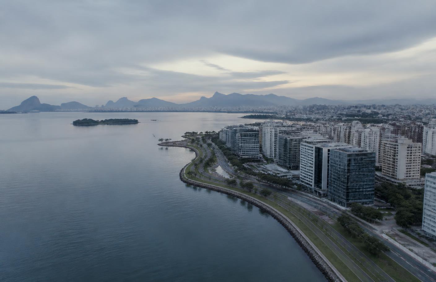 Vista aérea de uma cidade brasileira contemporânea ao amanhecer